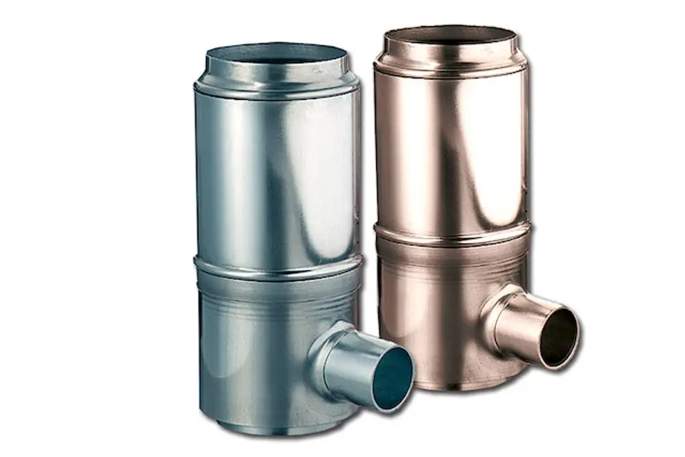 Zwei Fallrohrfilter aus Titanzink und Metall in Silber und Kupfer, jeweils mit seitlichem Anschluss. Produkt von Roth.